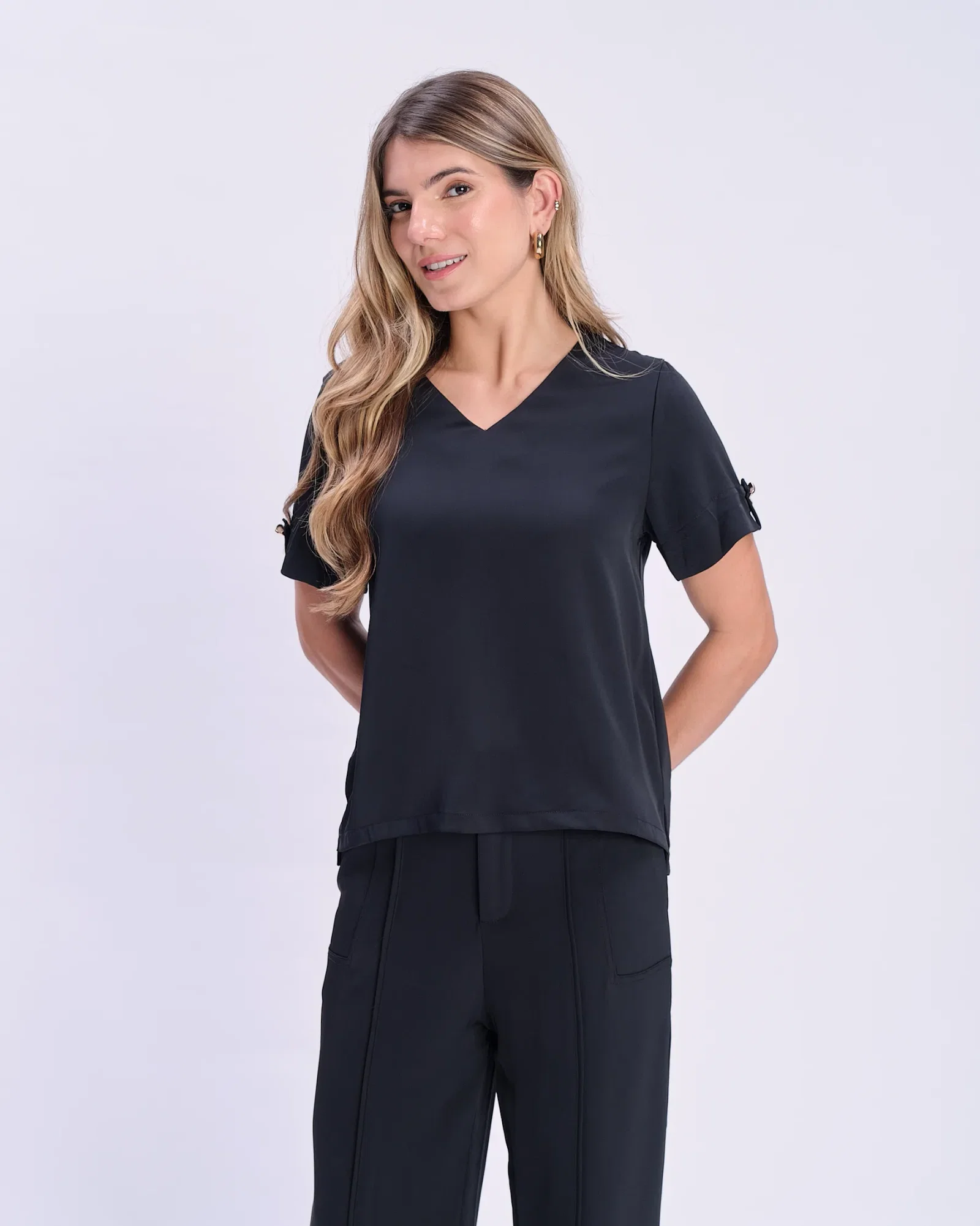 Blusa Decote v Botão Orgânico - Preto — imagem 1