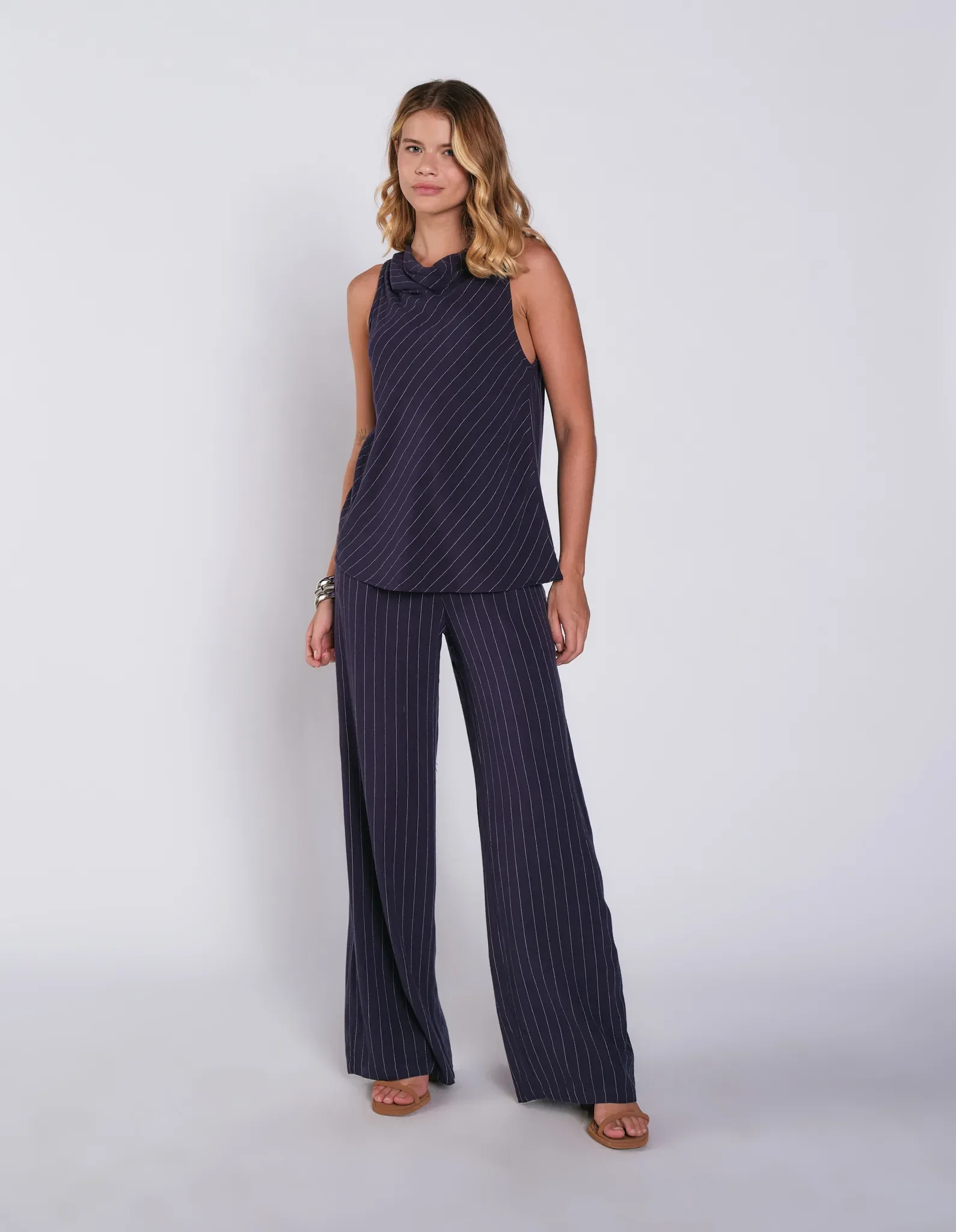 Calça Pantalona Pregas Risca de Giz - Marinho — imagem 1