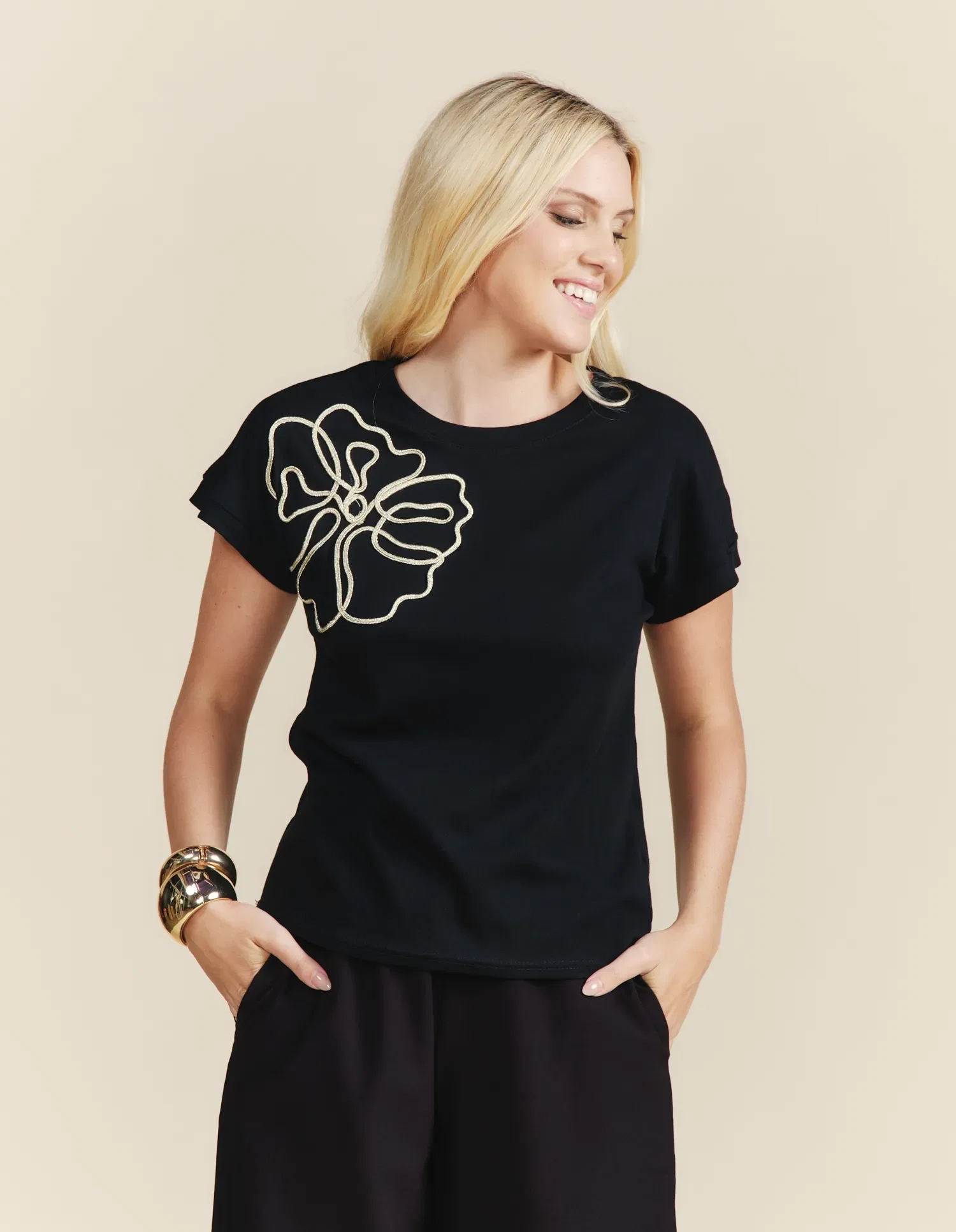 Blusa Manga Curta Flor Metalizada - Preto — imagem 1