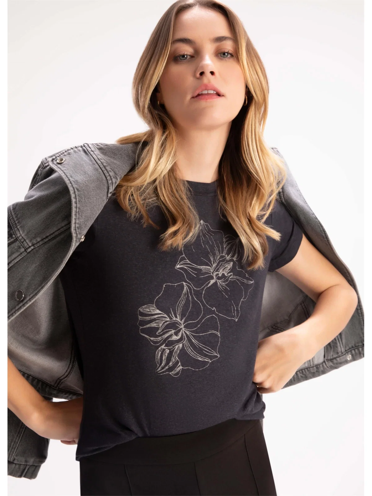T-Shirt Viscolinho Orquídea Preto — imagem 1