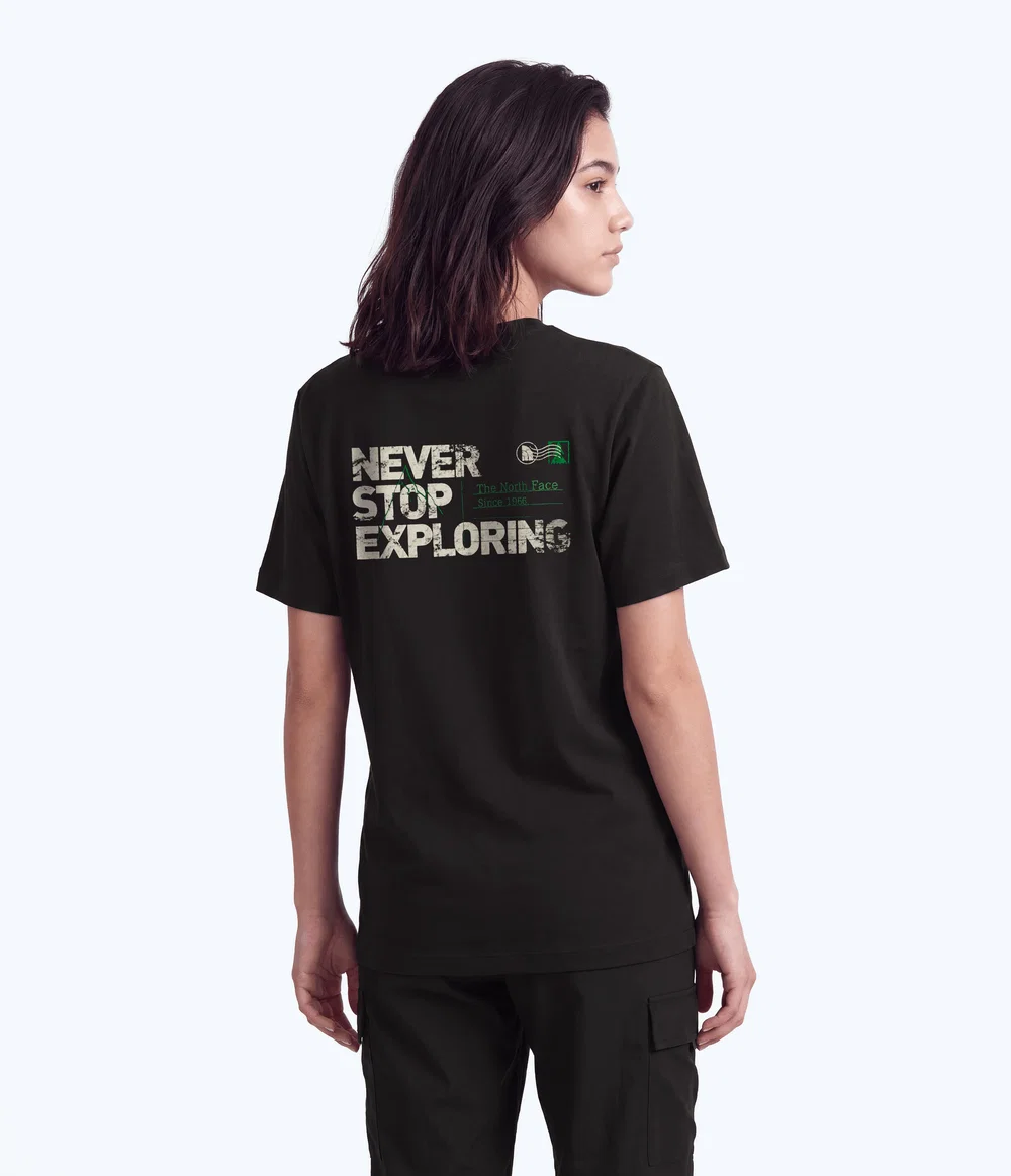 Camiseta Unissex Never Stop Postcard Regular Tee TNF Black