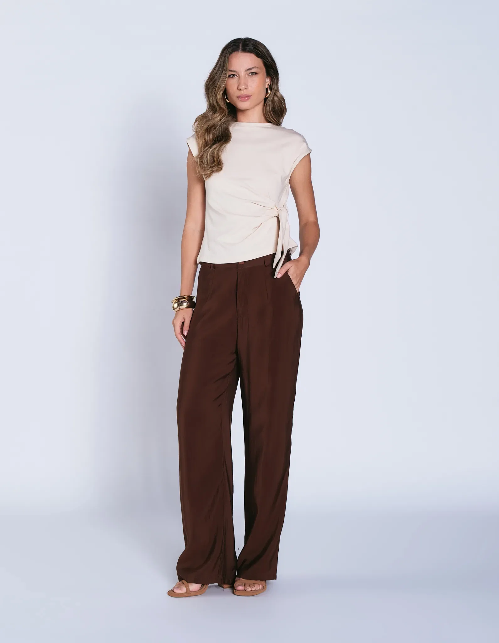Calça Pantalona Alfaiataria Bolsos - Marrom — imagem 1