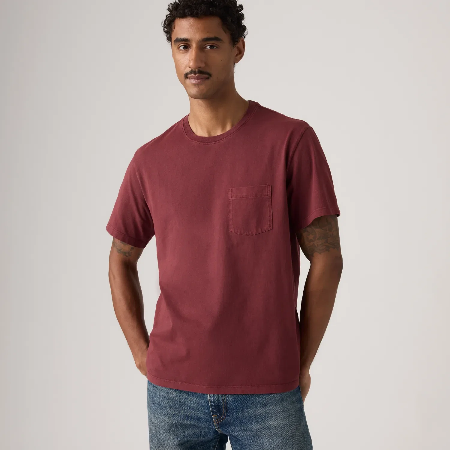 Camiseta Levi's® Essential Pocket Tee Vinho — imagem 1