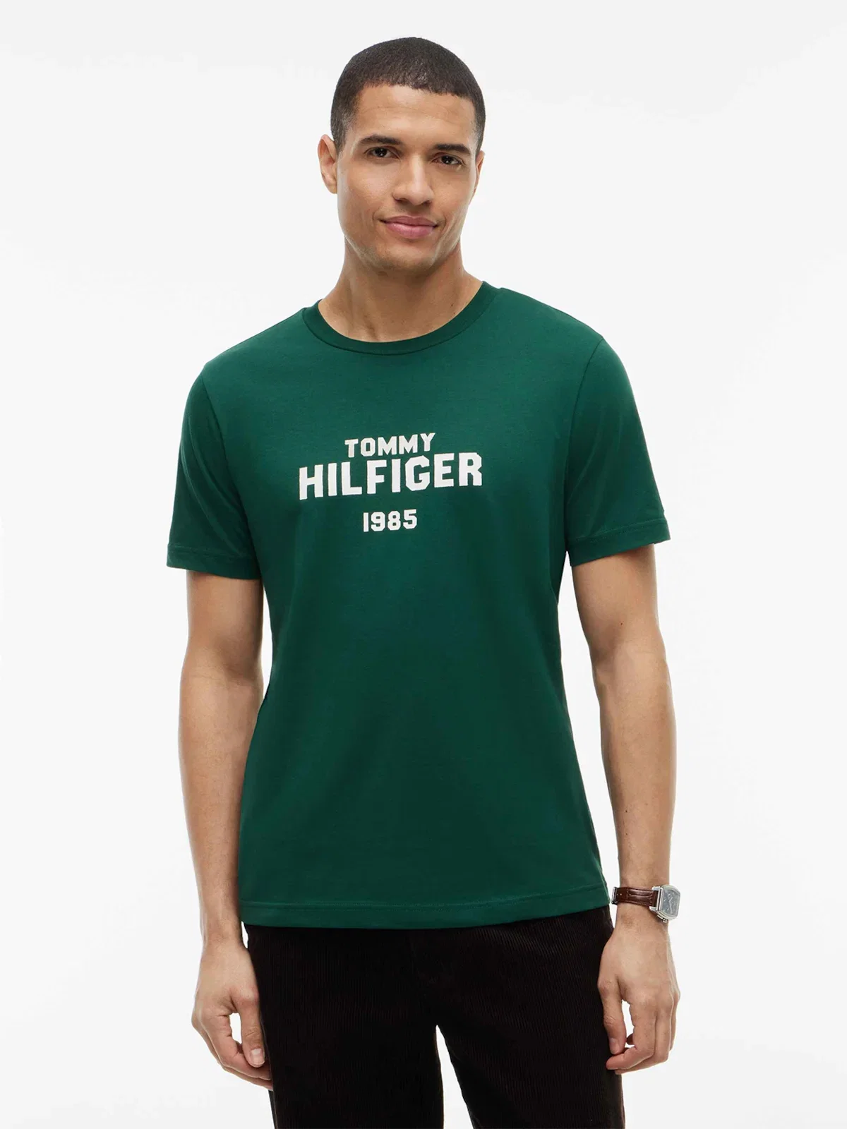 Camiseta com Gola C e Logo Contrastante