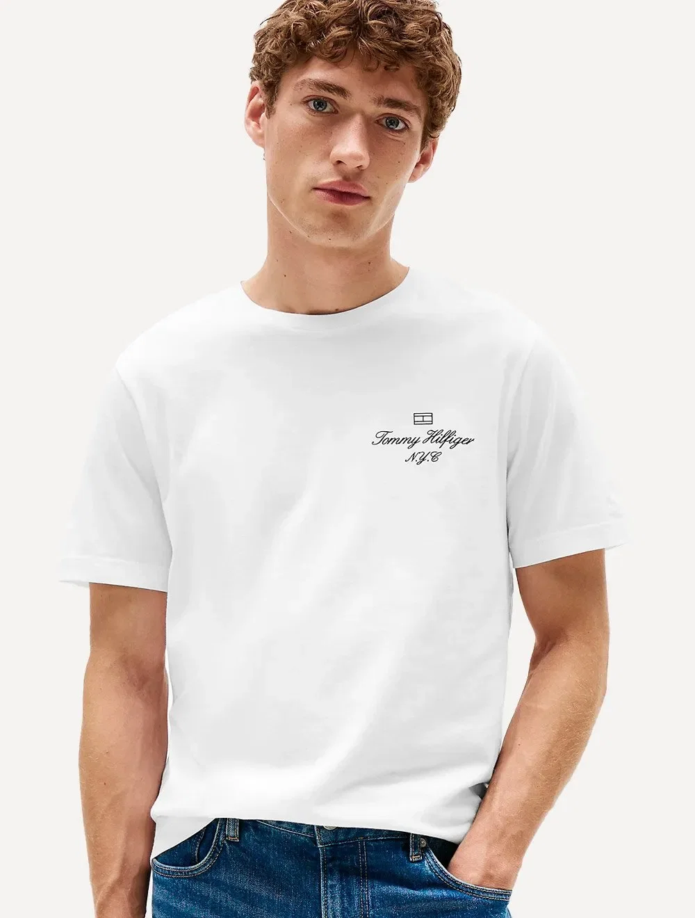 Camiseta Tommy Hilfiger Masculina Outline Flag Script Branca — imagem 1