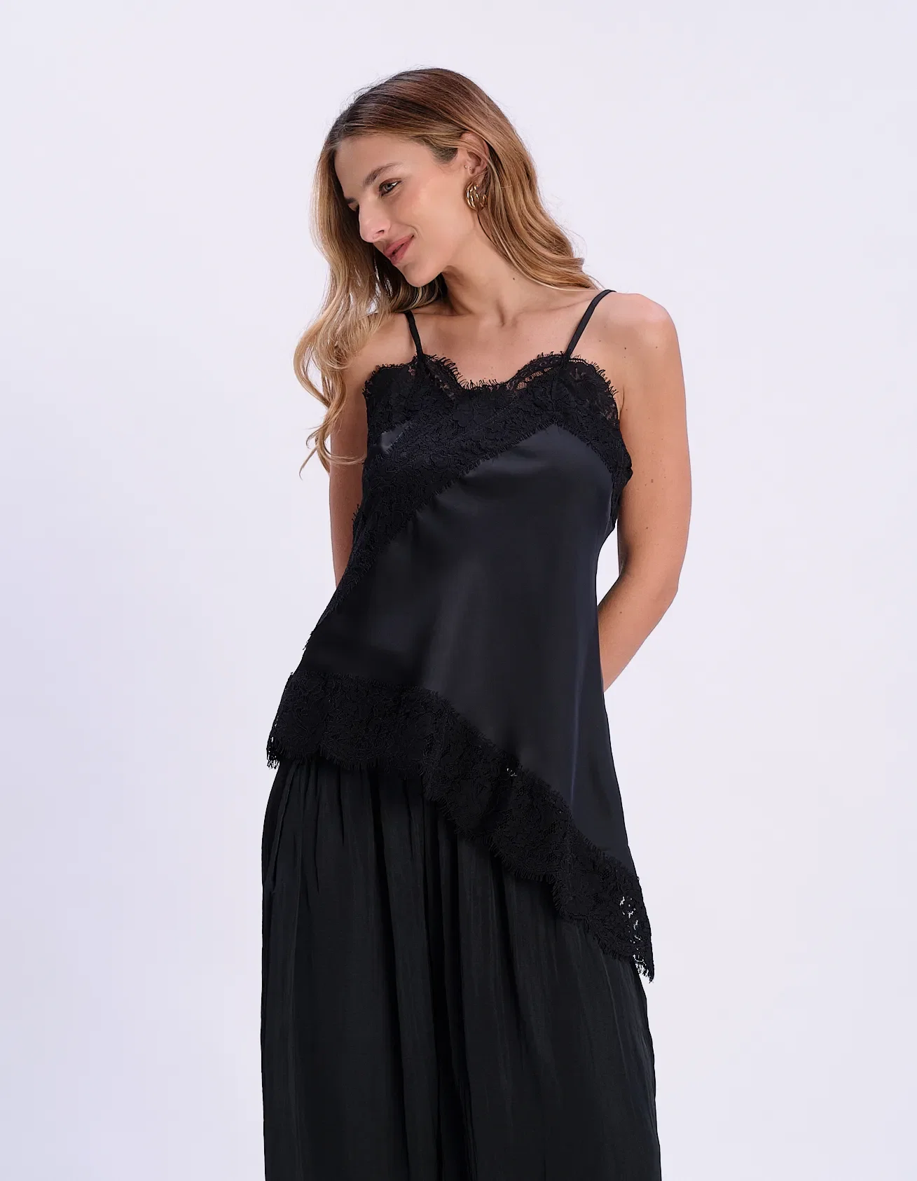Regata Assimétrica Detalhe Renda - Preto