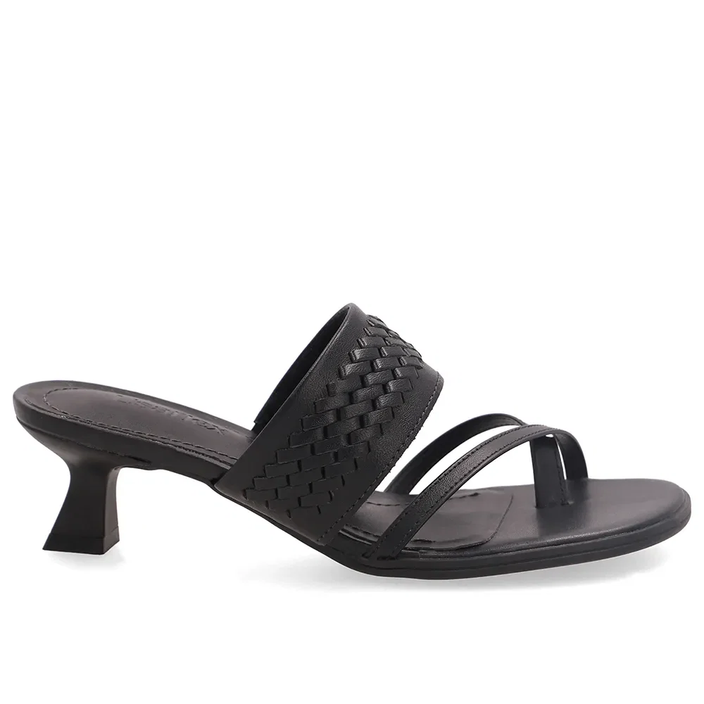 Tamanco Em Couro Preto Com Salto Kitten Heel E Detalhe Entrelaçado — imagem 1