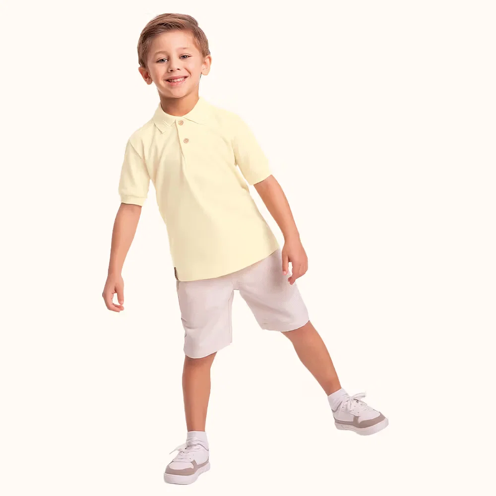 Camisa polo em malha piquet com botão funcional