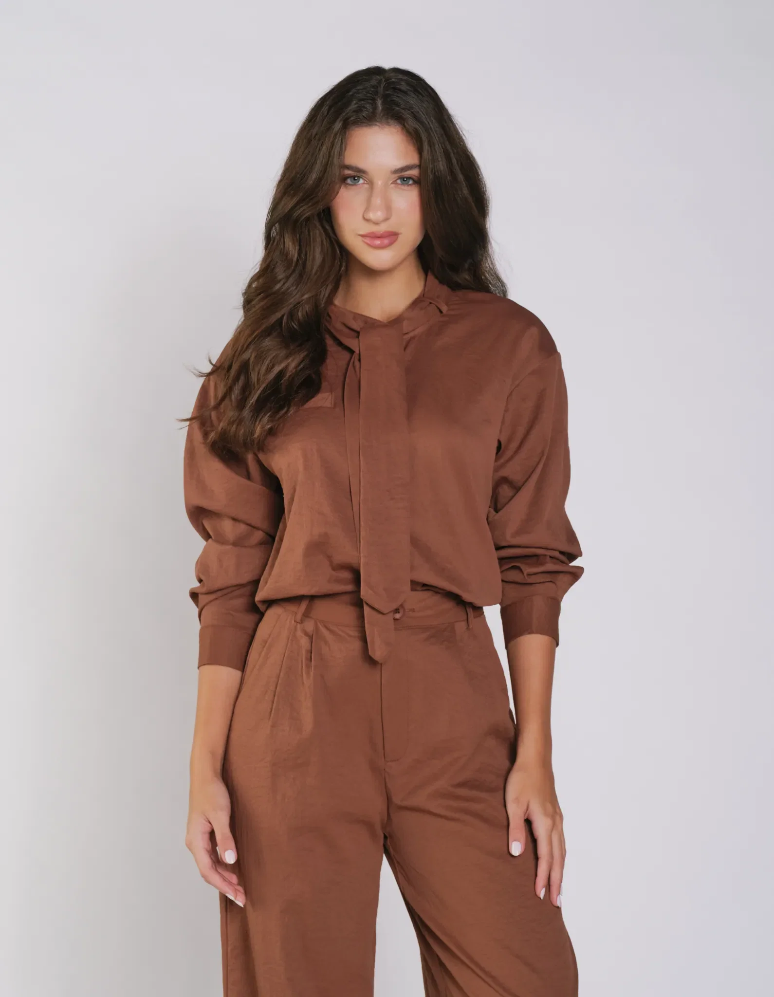 Camisa Manga Longa Detalhe Gravata - Marrom