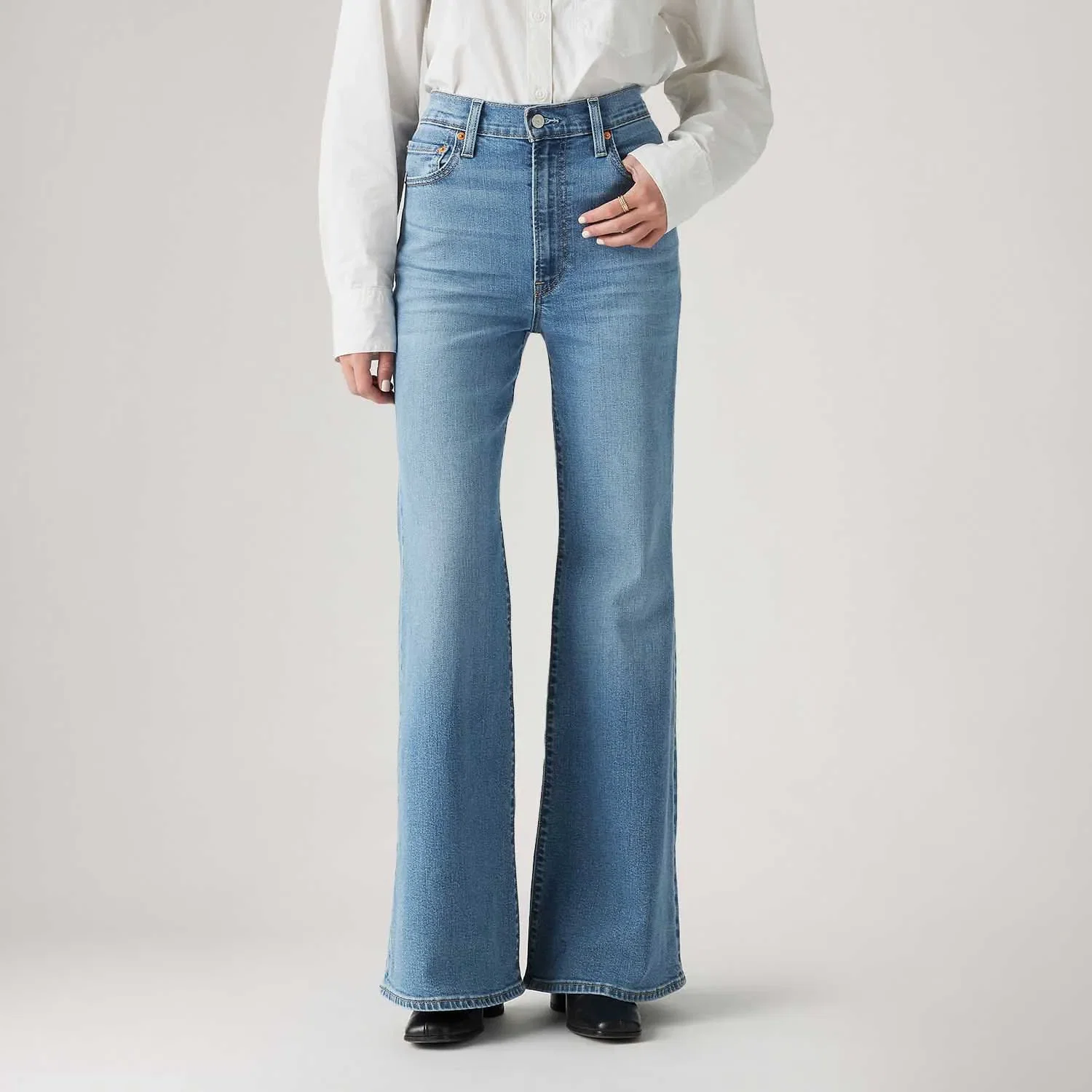 Calça Jeans Levi's® Ribcage Bells Lavagem Clara — imagem 1