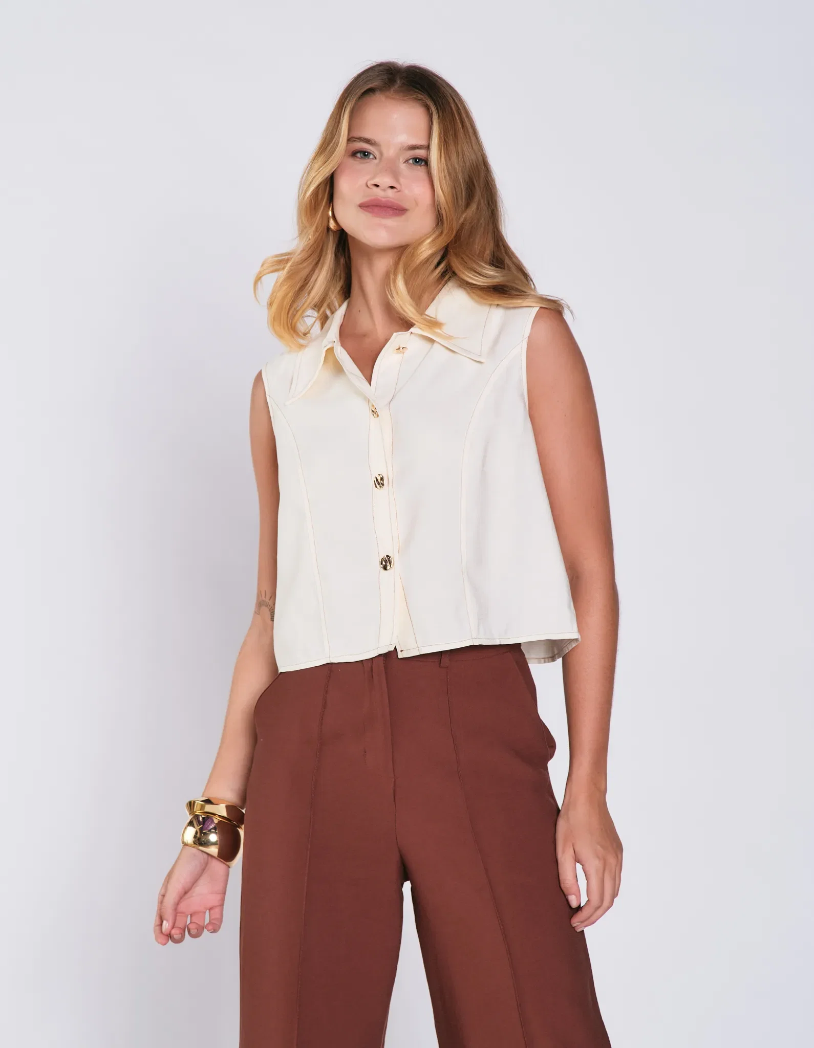 Blusa Gola Detalhe Pespontos Com Botões - Bege — imagem 1