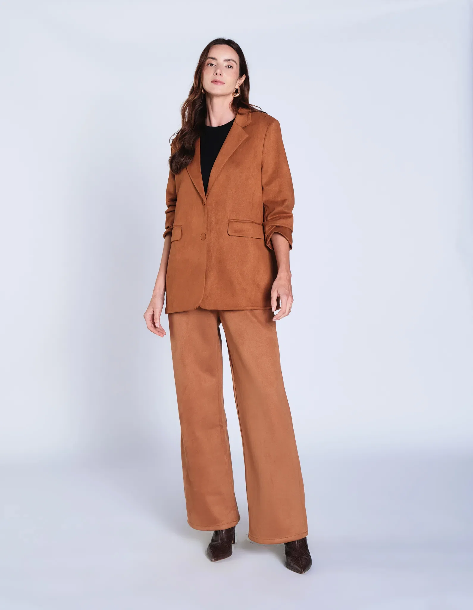Calça Pantalona Suede Detalhe Pregas - Caramelo — imagem 1