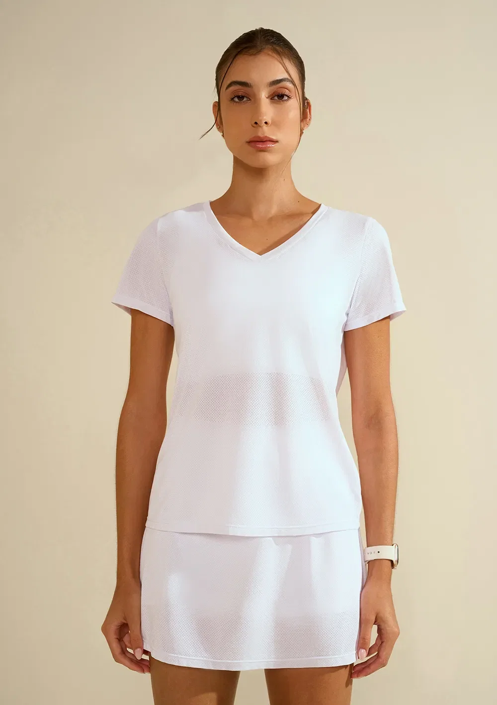Camiseta Morena Rosa Solta Decote V Manga Curta Padrão Branco — imagem 1