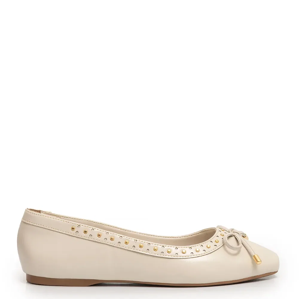Sapatilha Off White Recortes e Tachas