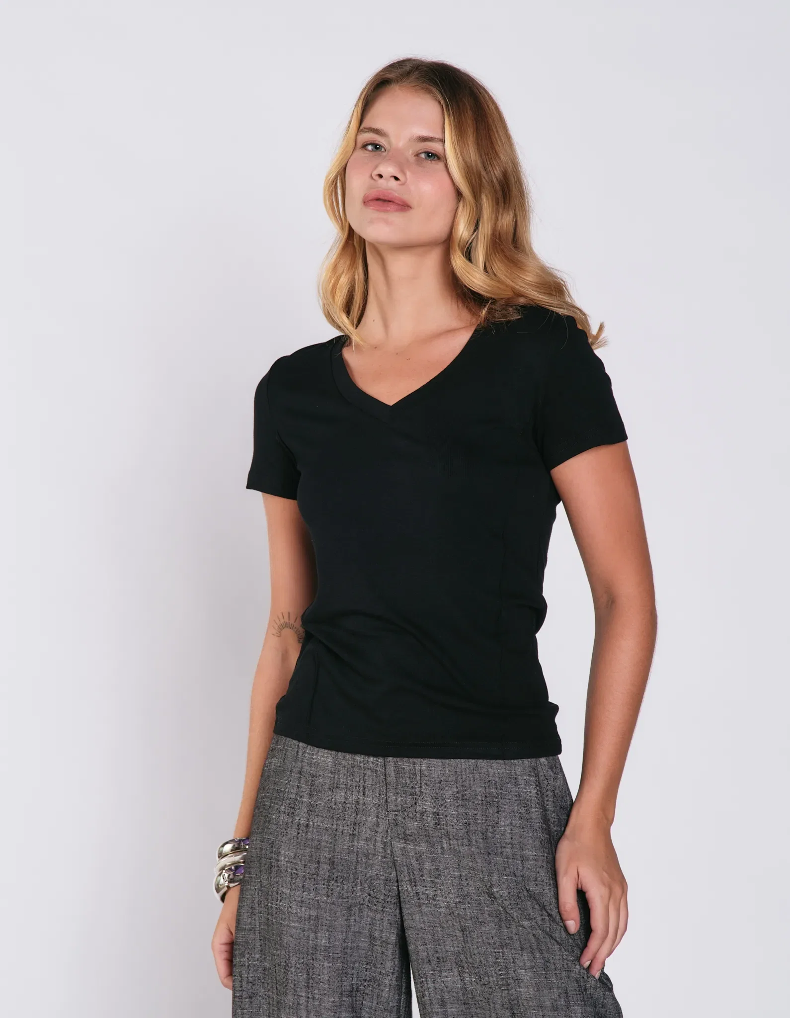Blusa Manga Curta Decote v - Preto — imagem 1