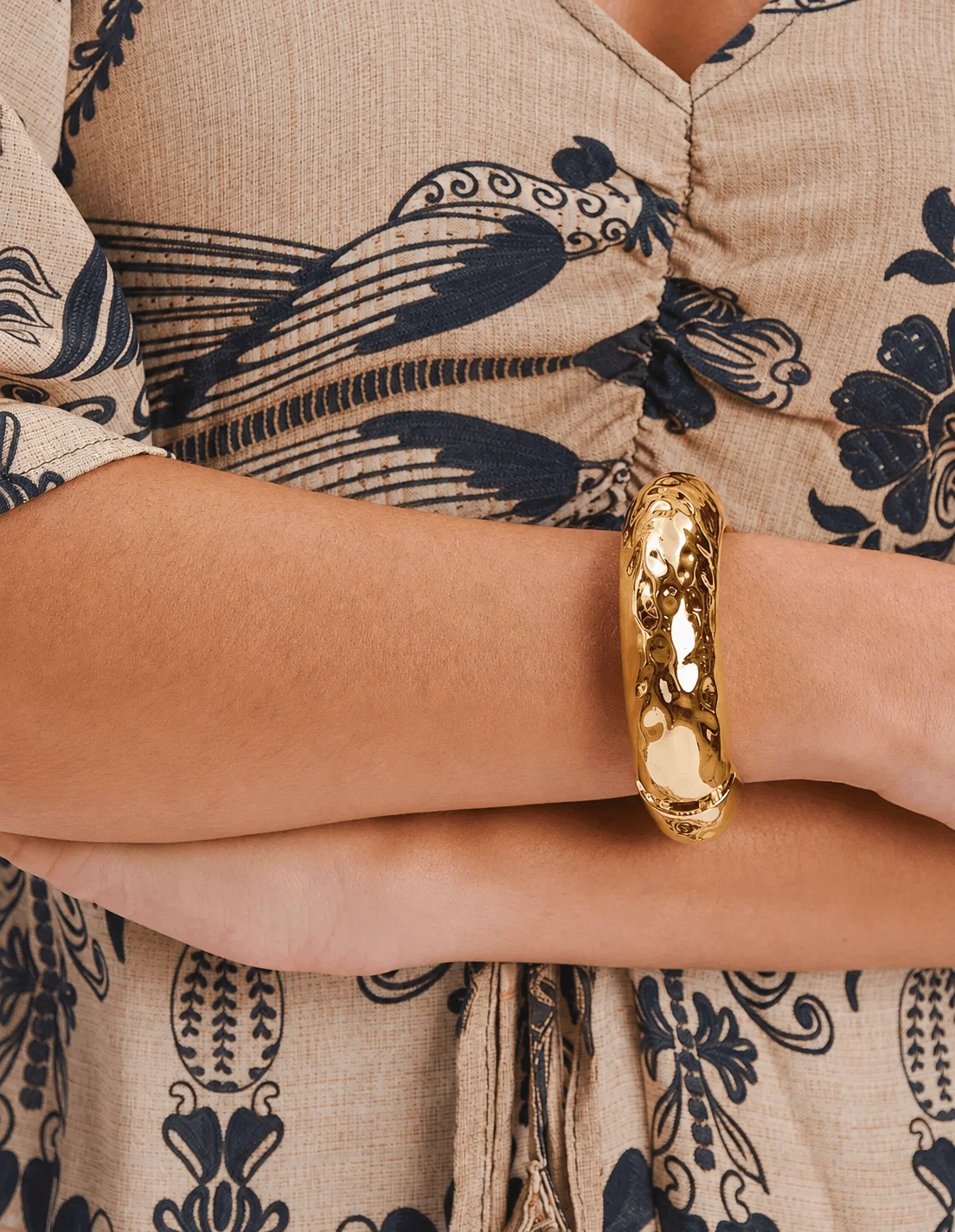 Bracelete Martelado Médio - Dourado