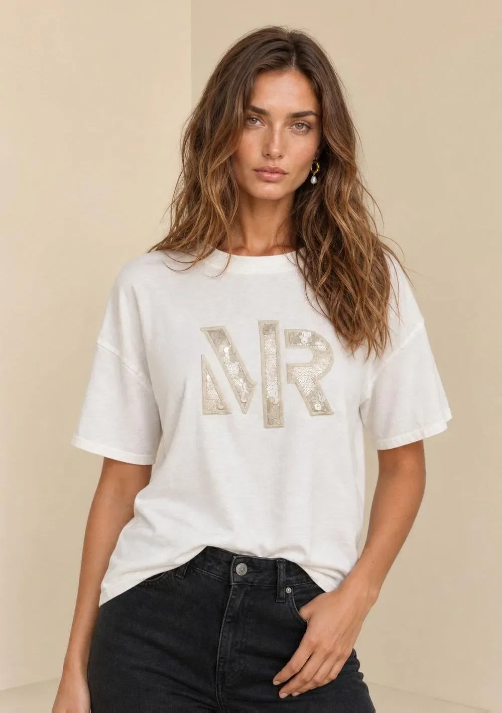 Camiseta Morena Rosa Solta Decote Careca Manga Curta Padrão Off White