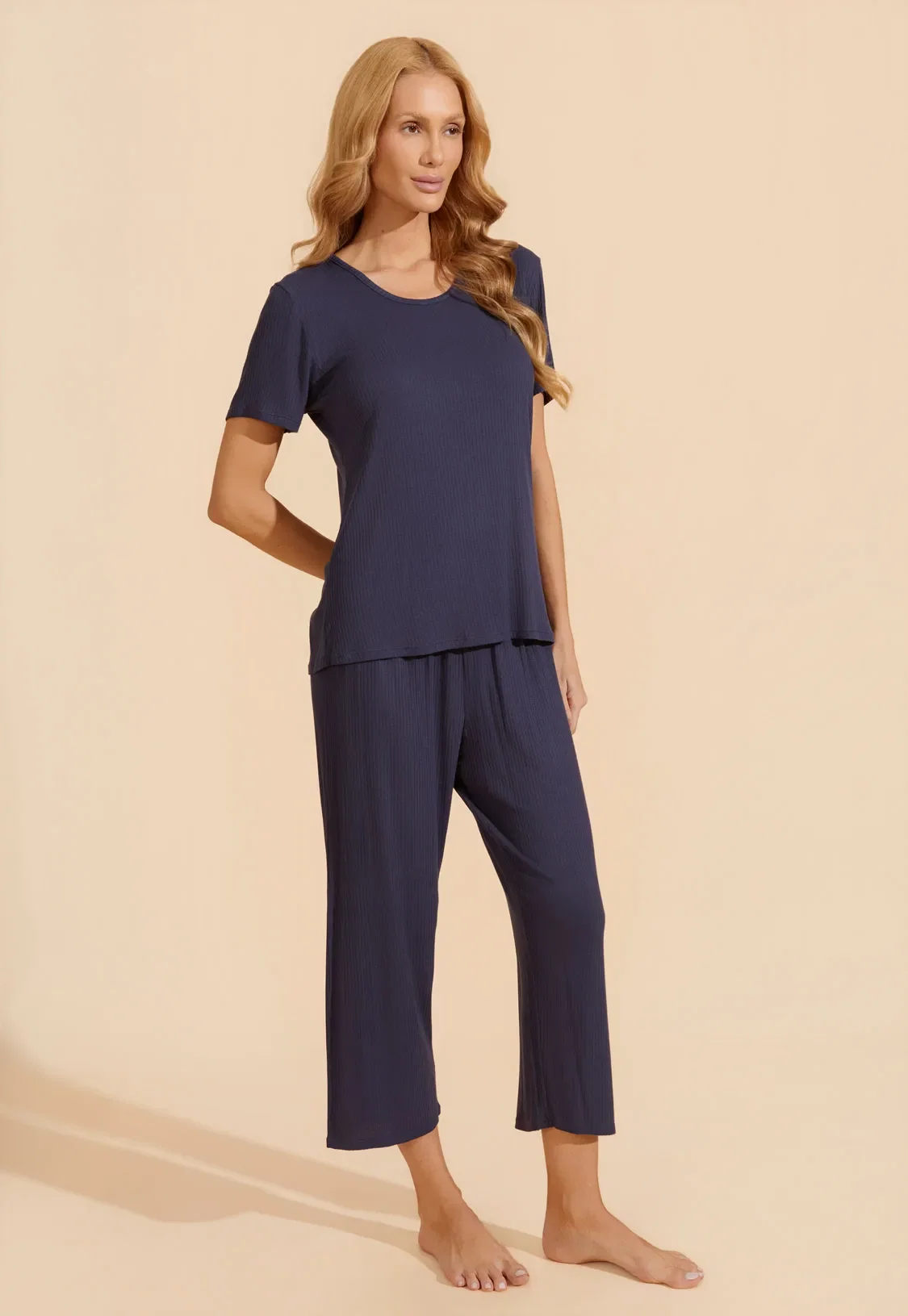 Pijama Manga Curta com Capri de Viscose Canelada