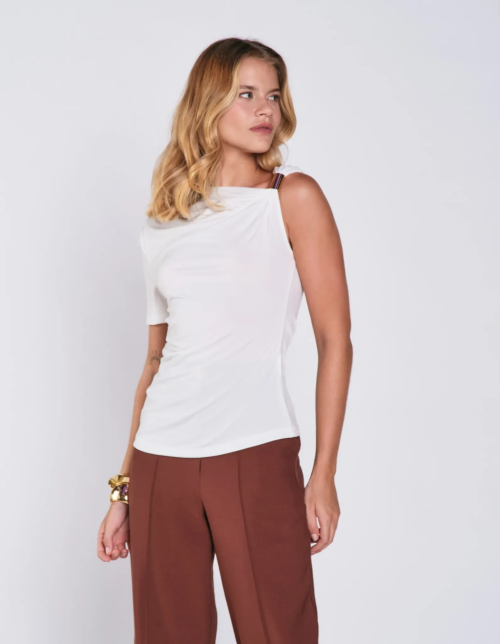 Blusa Malha Ombro Só Detalhe Metal - Off White — imagem 1