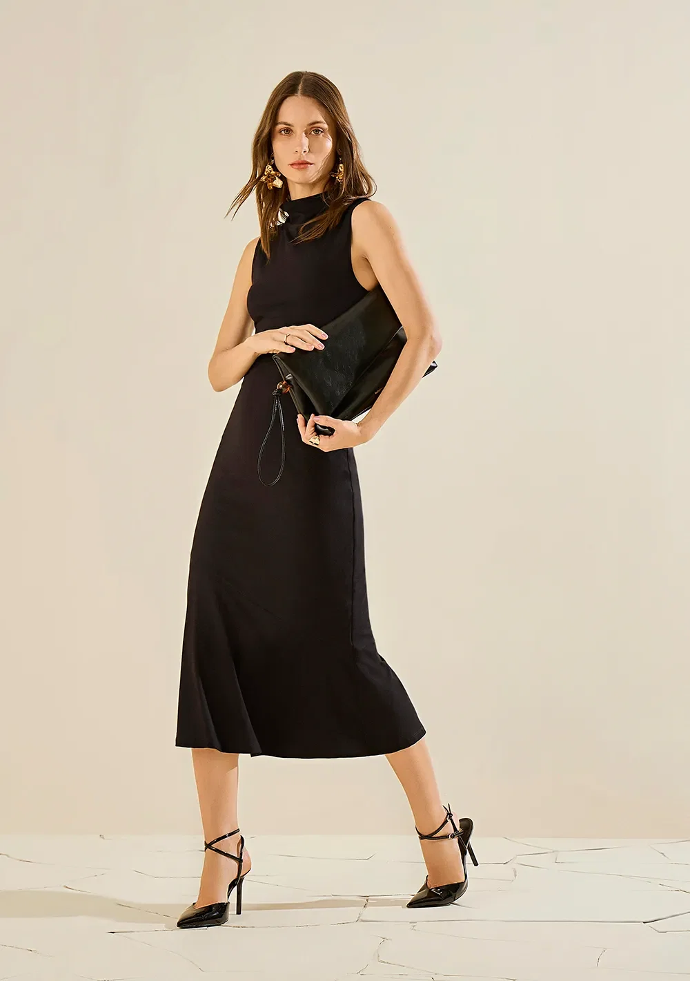 Vestido Morena Rosa Ajustado Gola Alta Sem Manga Midi Preto