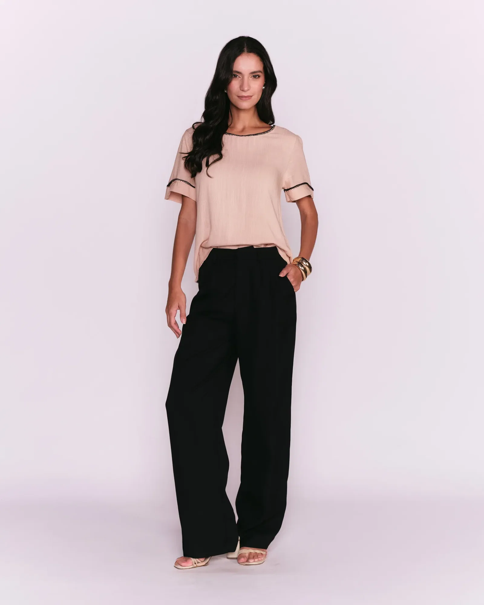 Blusa Detalhe Gola e Manga Croche - Bege — imagem 1