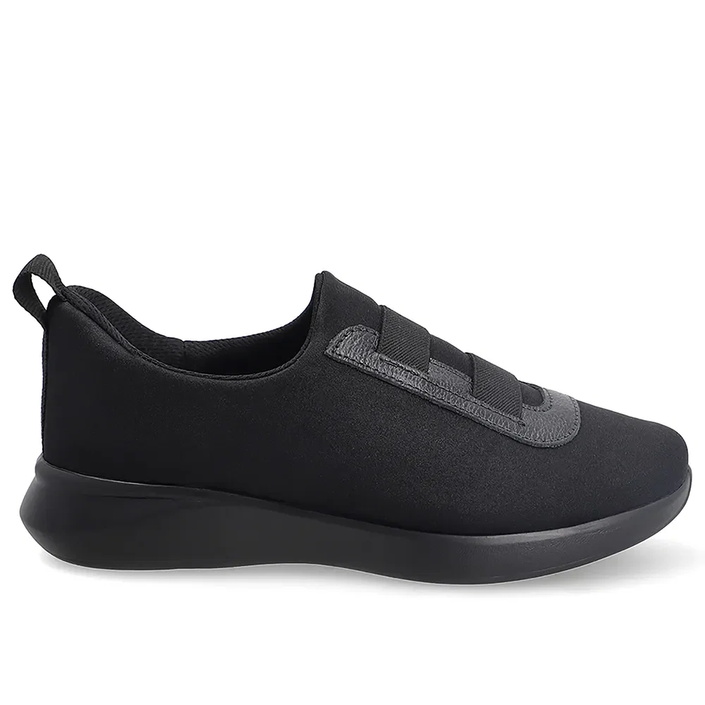 Tênis Slip On Em Tecido Preto Com Detalhes Em Couro