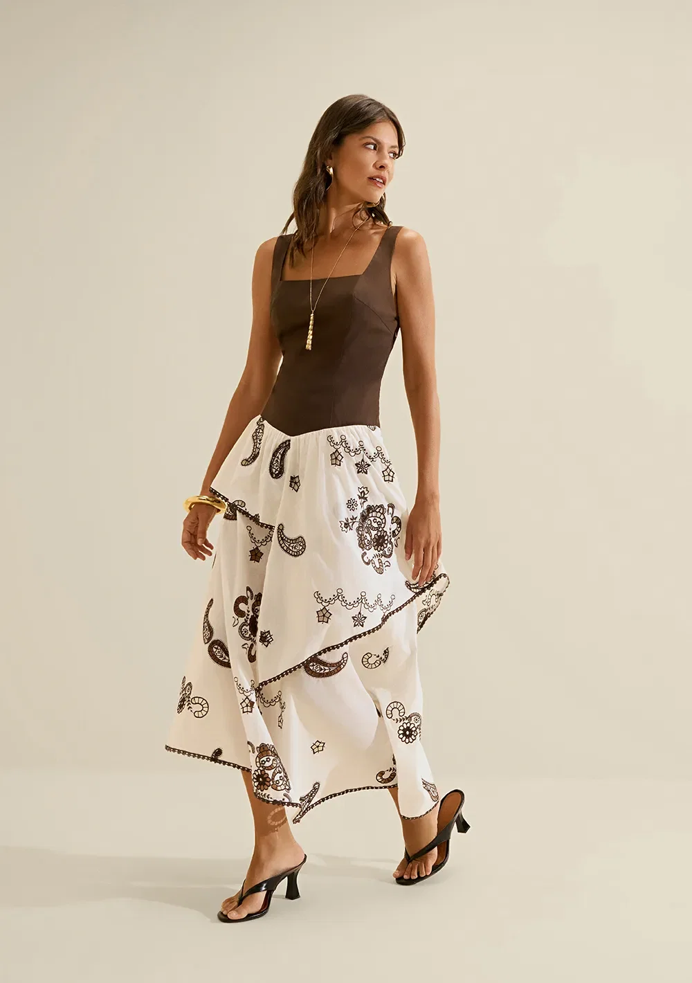 Vestido Midi Ajustado Arabesca Marrom