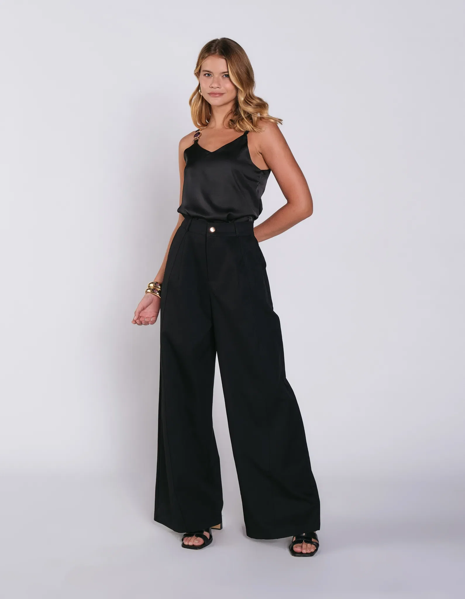 Calça Pantalona Bolsos Faca - Preto — imagem 1