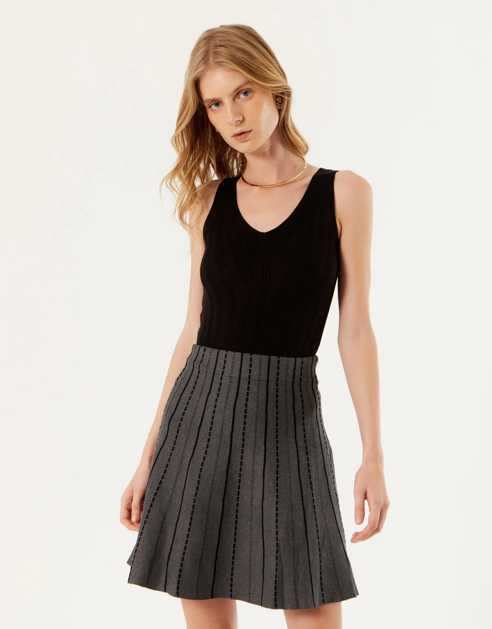 Regata Tricot Canelado Decote v - Preto — imagem 1