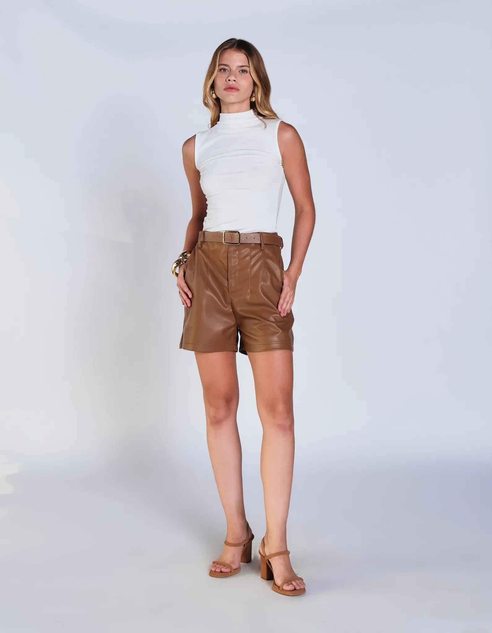 Short Pu Detalhe Pregas - Marrom