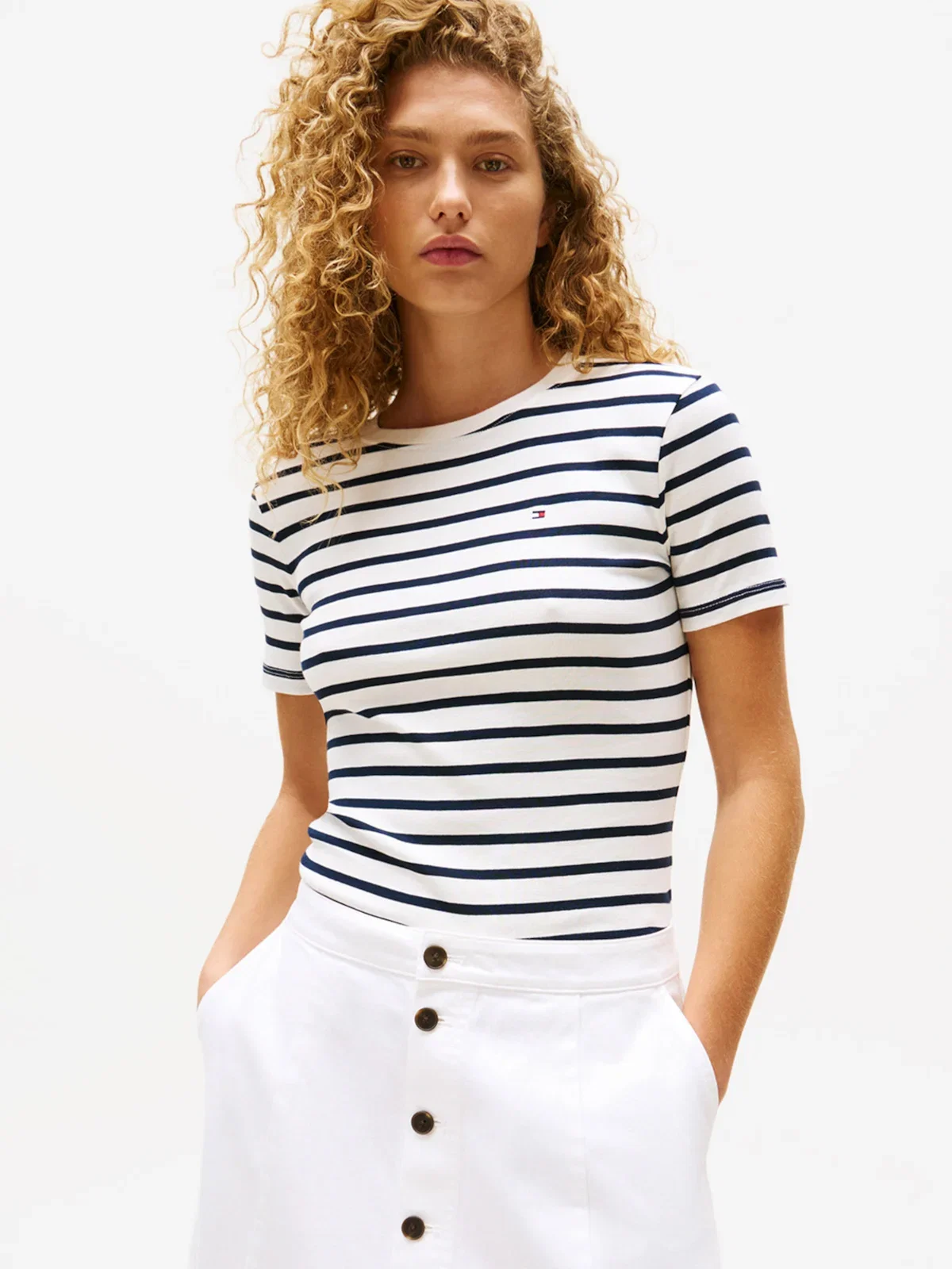 Camiseta Slim com Gola Redonda e Bordado de Bandeira — imagem 1