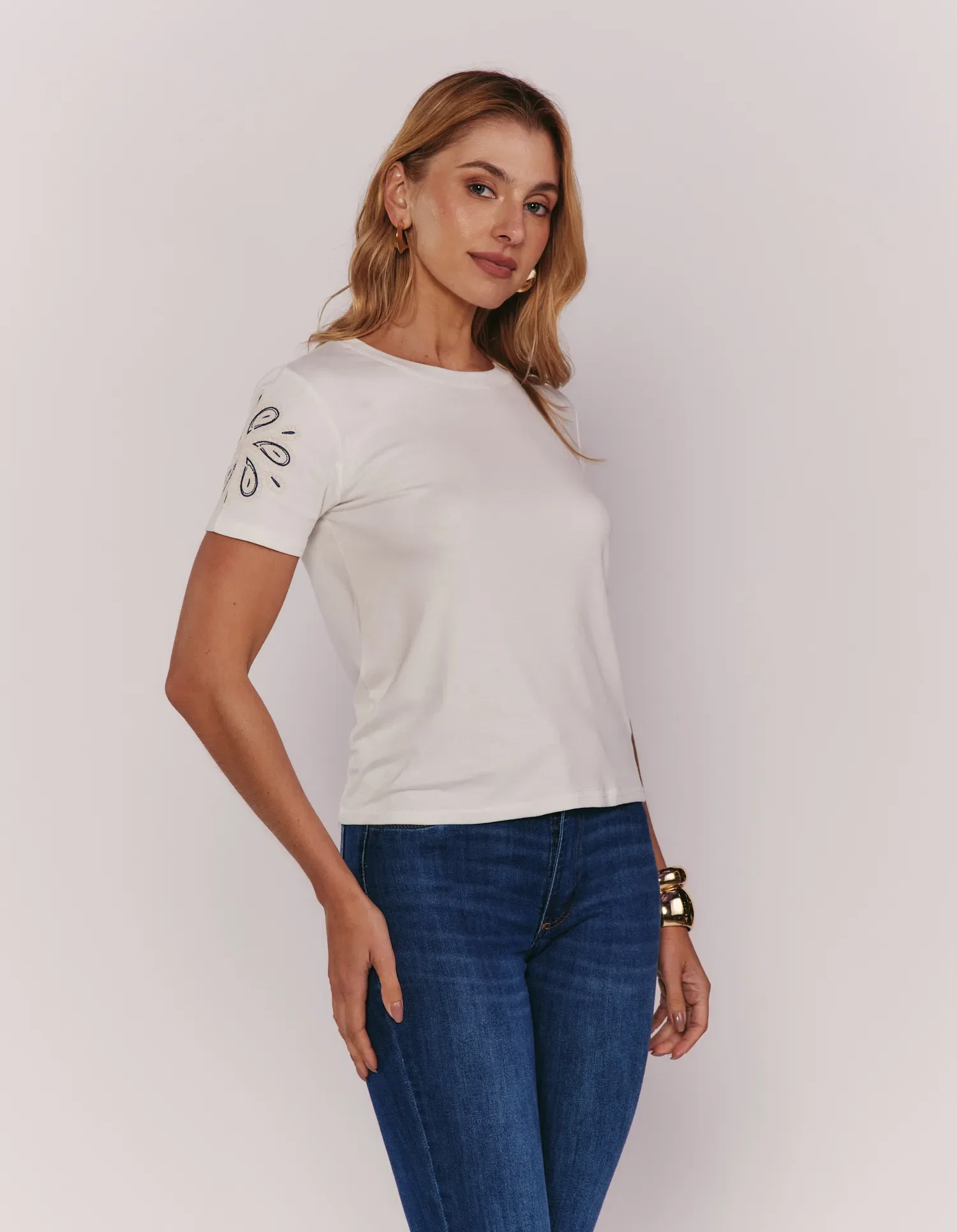 Blusa Manga Curta Bordado Floral - Branco — imagem 1