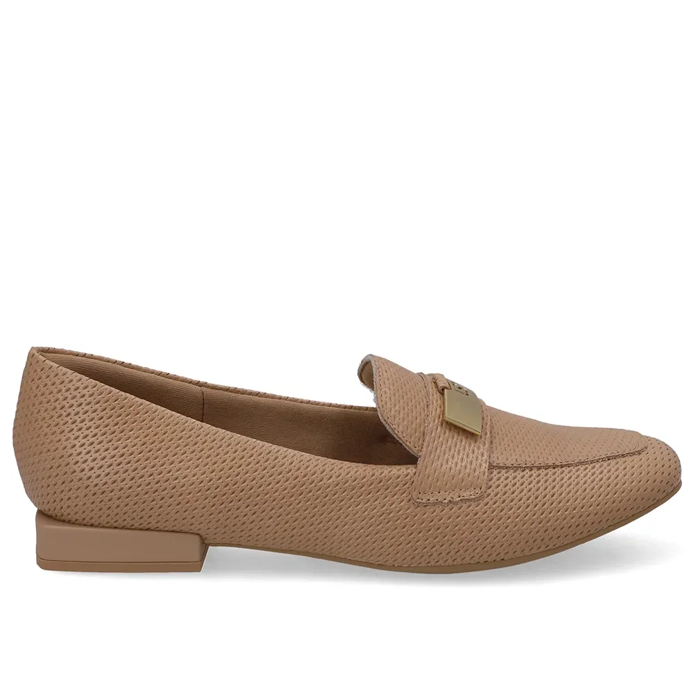 Loafer Bege Couro Salto Bloco Chapa Monograma — imagem 1