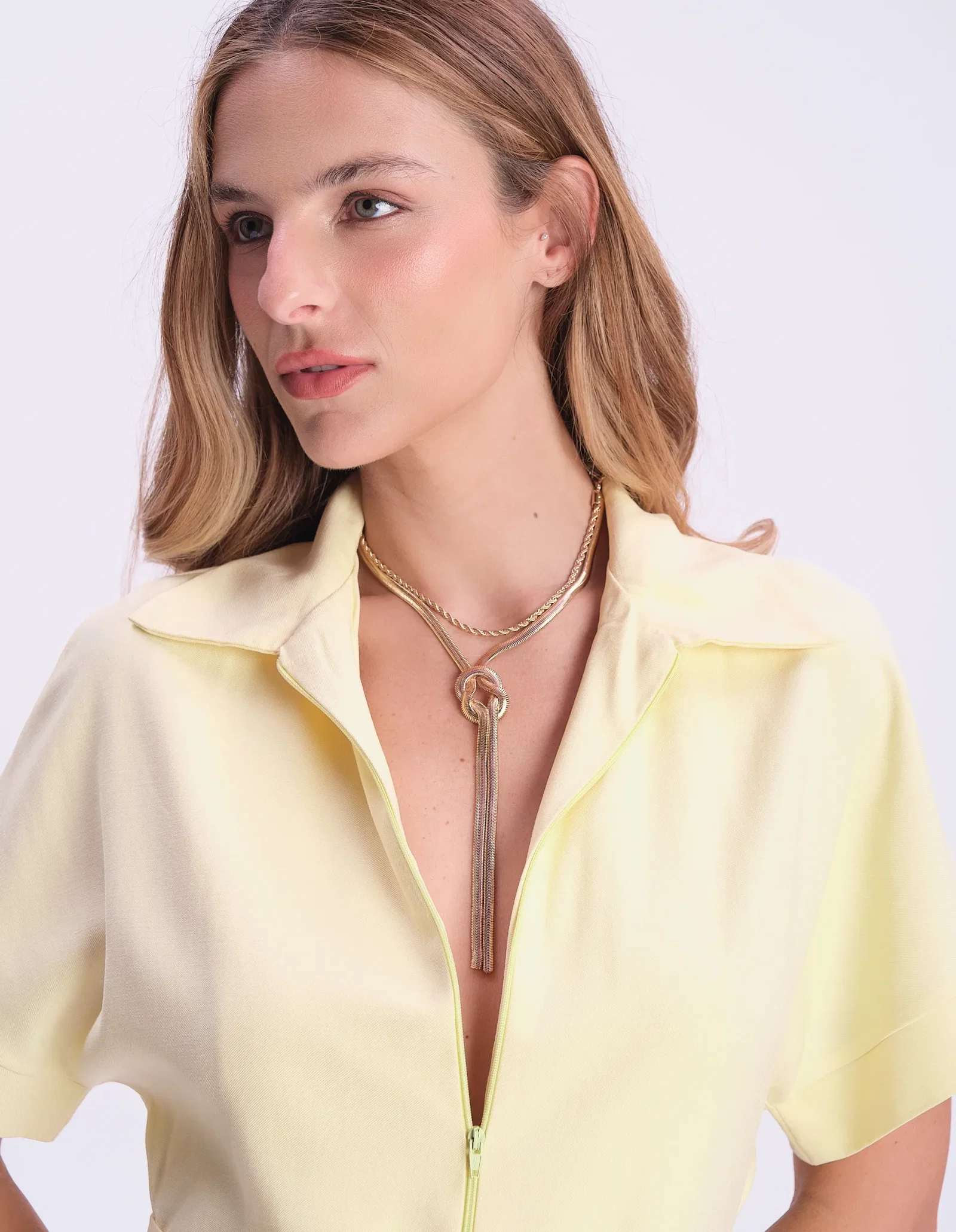 Colar Duas Correntes Detalhe Entrelaçado - Dourado — imagem 1