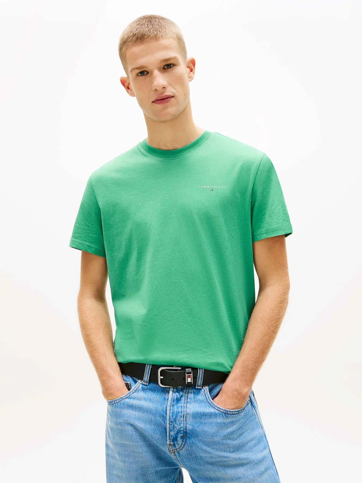 Camiseta Slim com Gola Redonda e Logo Linear