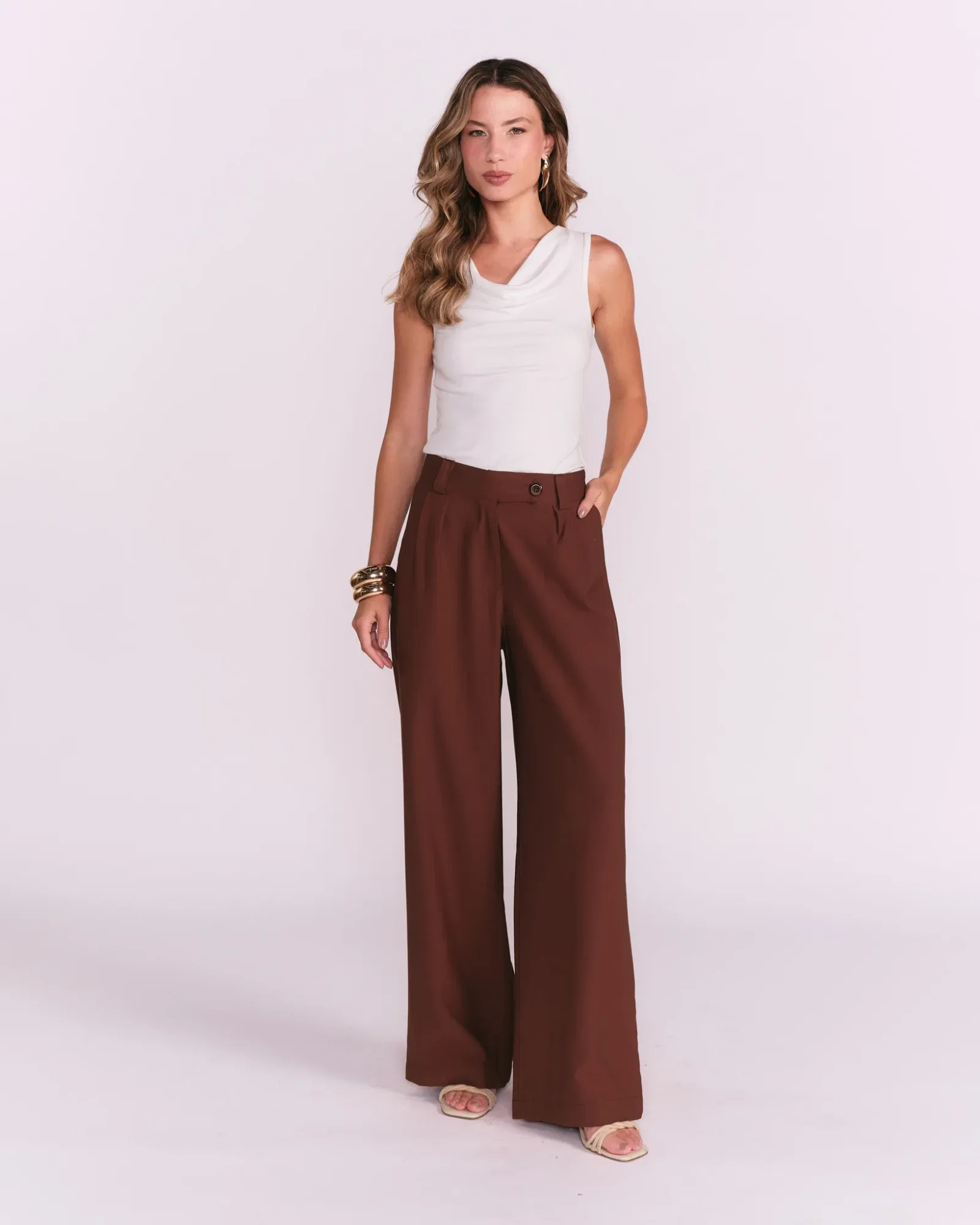 Calça Pantalona Alfaiataria Assimétrica - Marrom — imagem 1