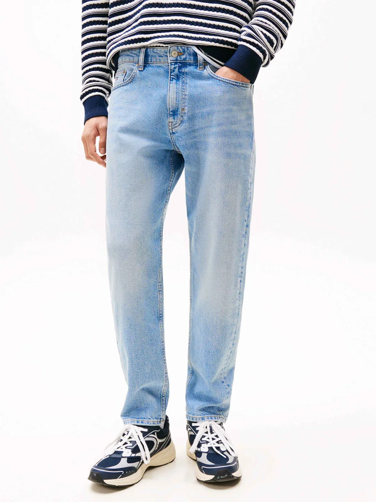 Calça Jeans Isaac Desbotada com Pernas Afuniladas