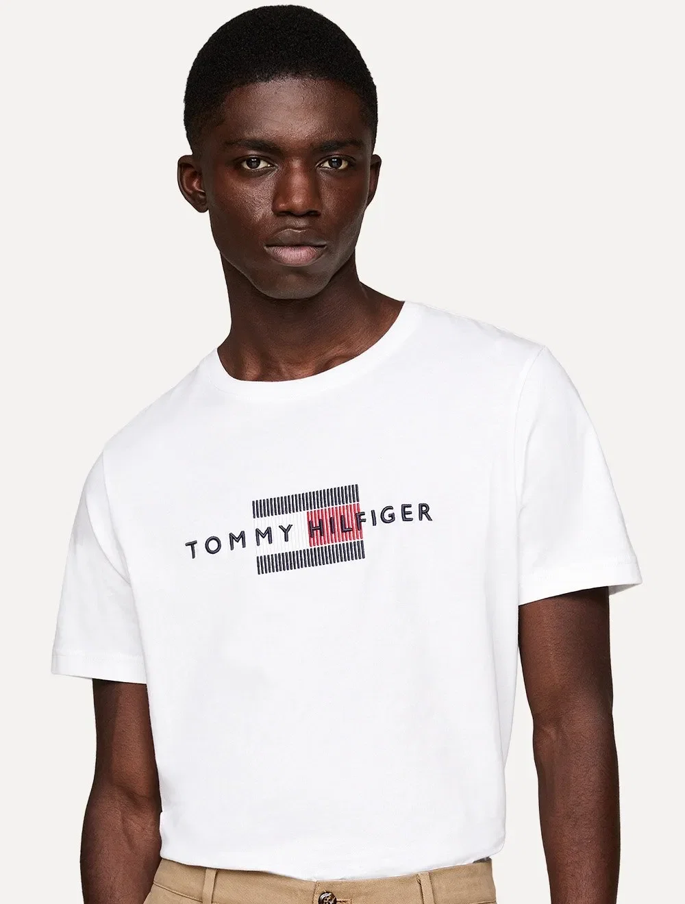 Camiseta Tommy Hilfiger Masculina Regular Flag Embro Branca — imagem 1