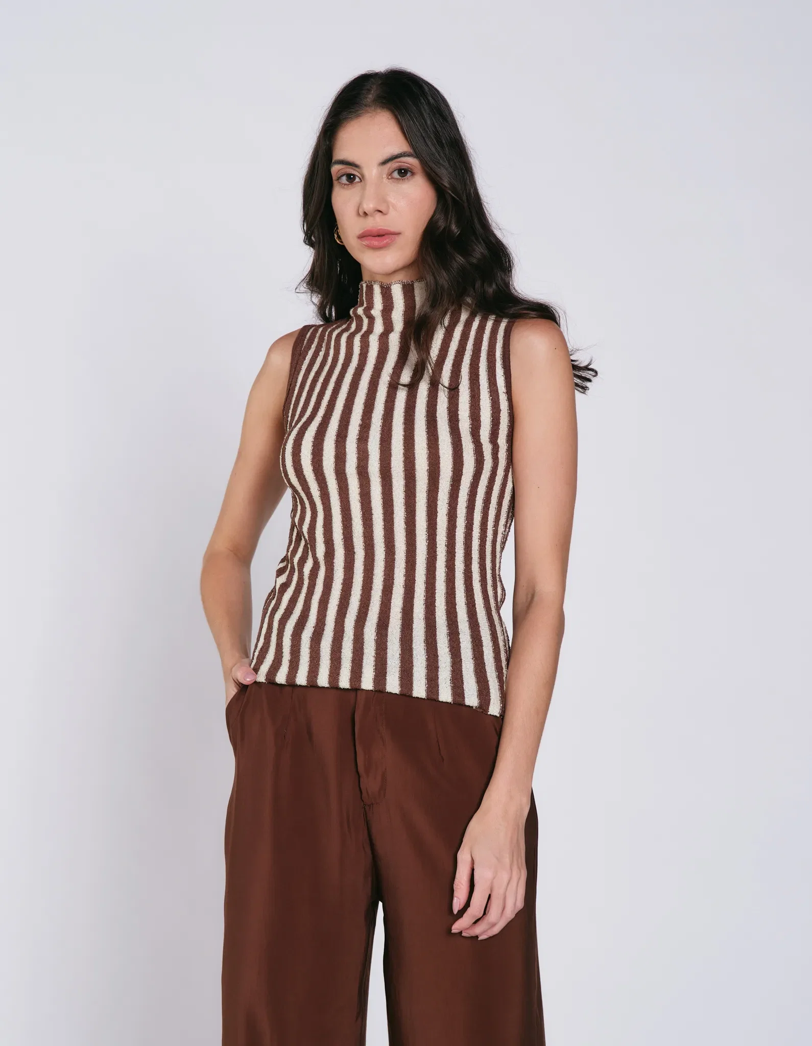 Blusa Tricot Gola Alta Listras - Marrom — imagem 1