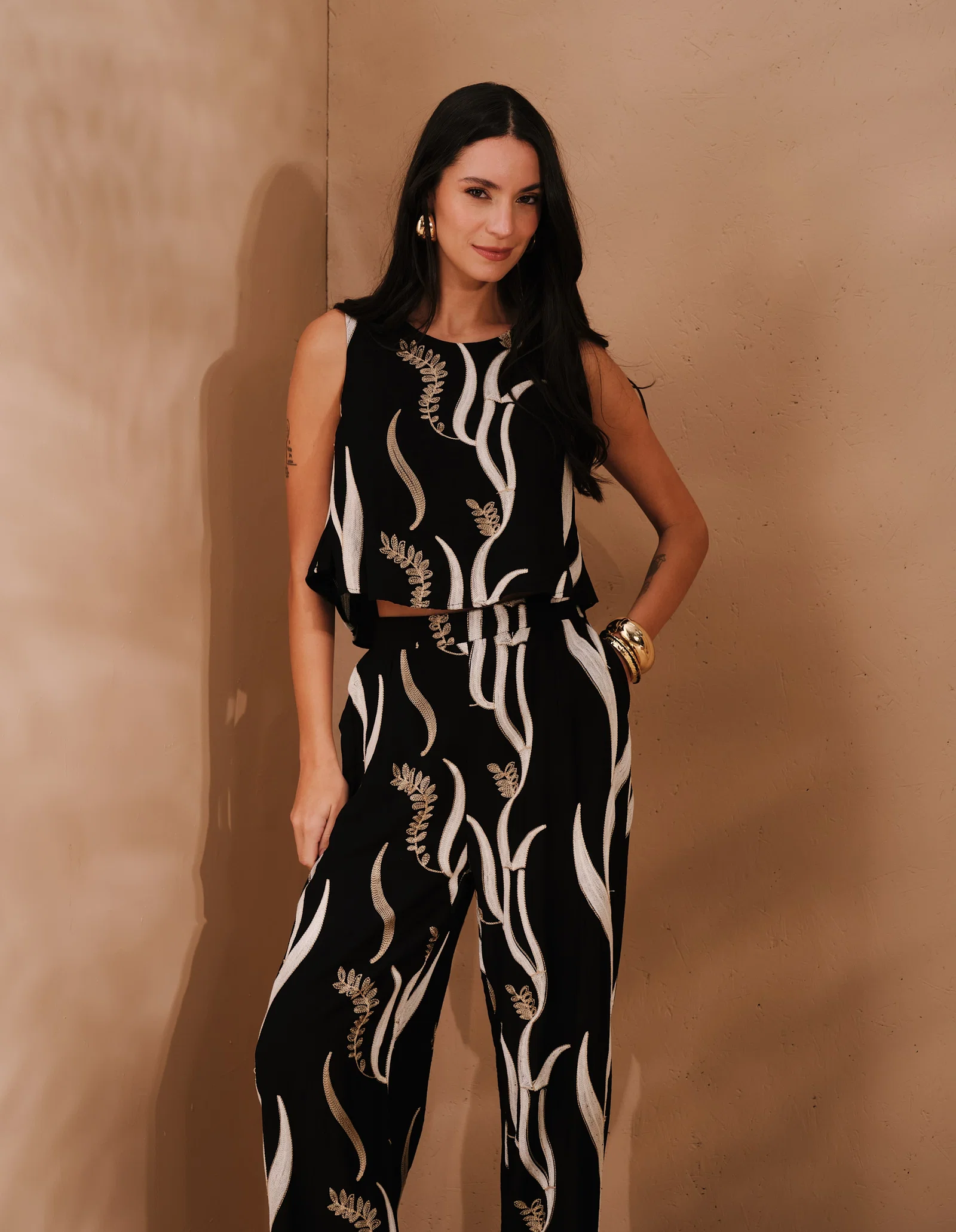 Blusa Alça Larga Estampa Raízes - Preto