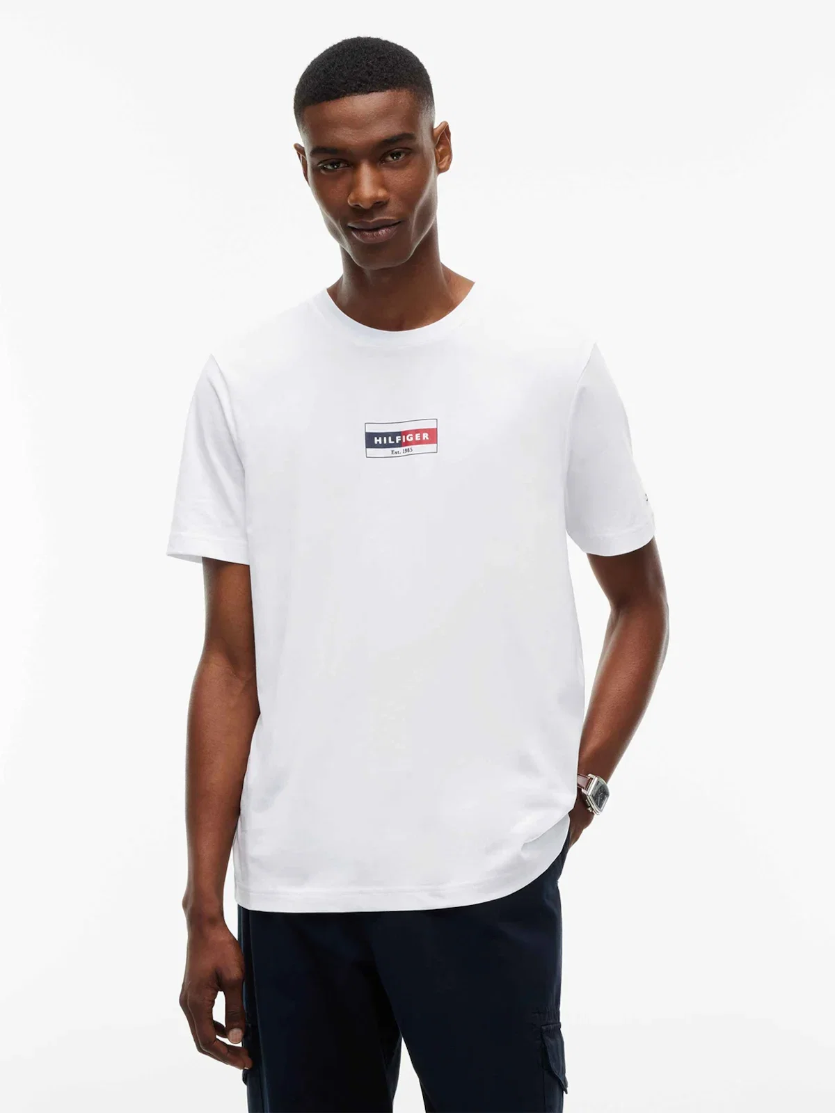 Camiseta Gola C e Logo de Bandeira — imagem 1