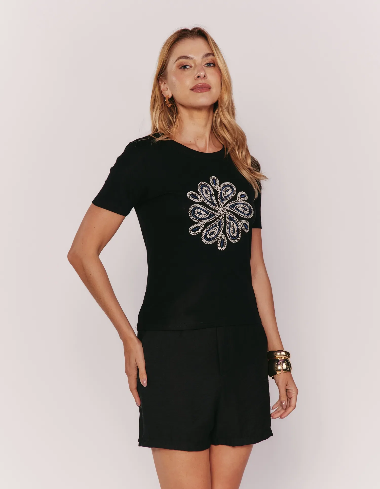 Blusa Manga Curta Floral Arabesco - Preto — imagem 1
