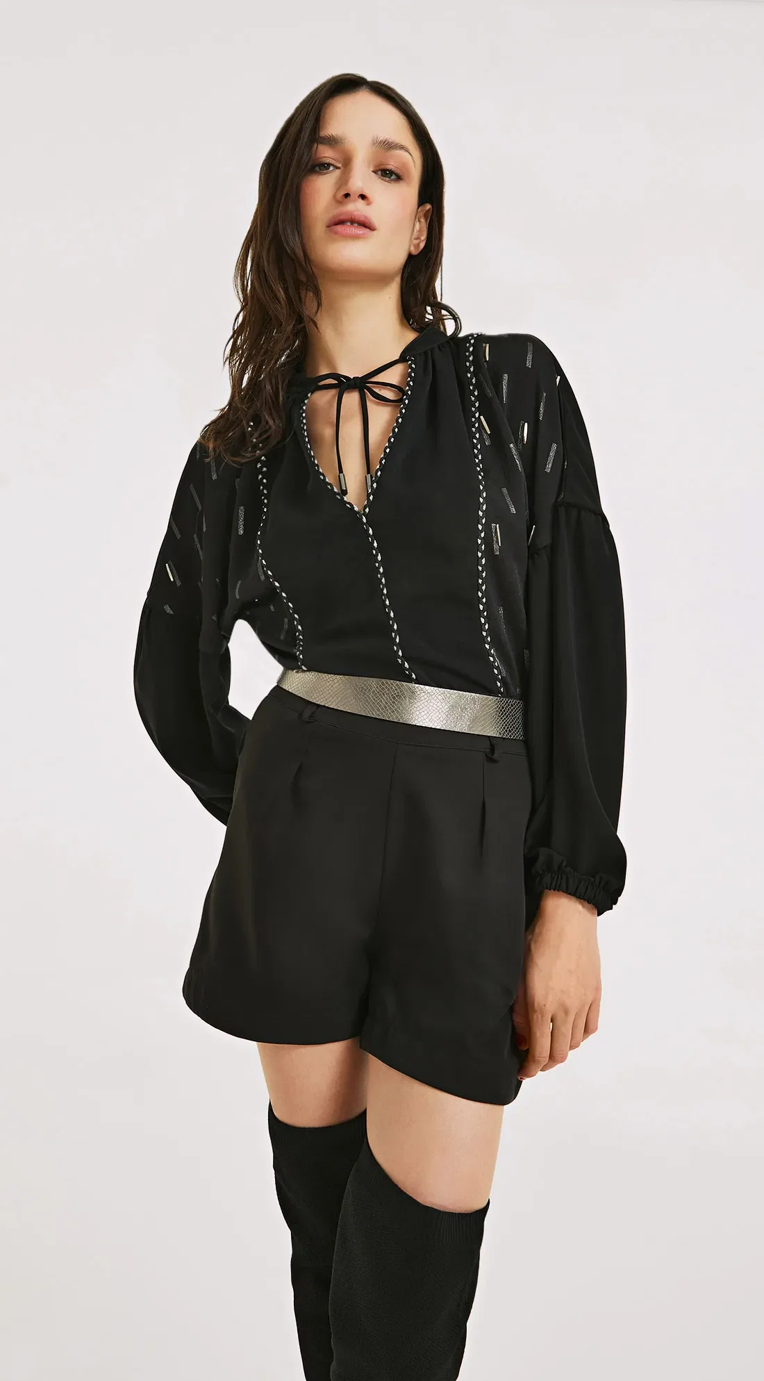 Shorts Morena Rosa Alfaiataria Com Faixa Preto — imagem 1