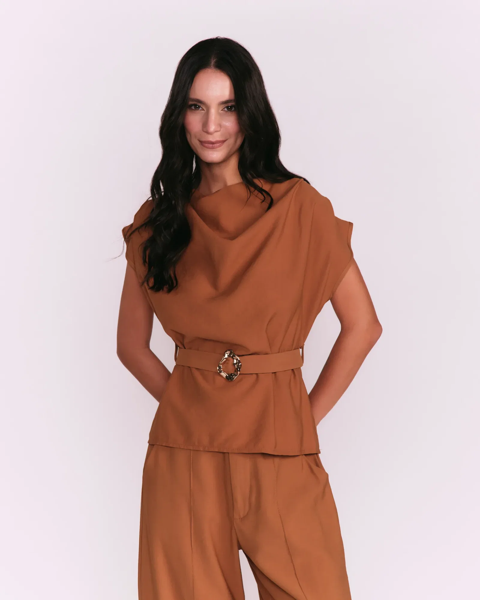 Blusa Decote Gola Com Cinto Orgânico - Caramelo — imagem 1