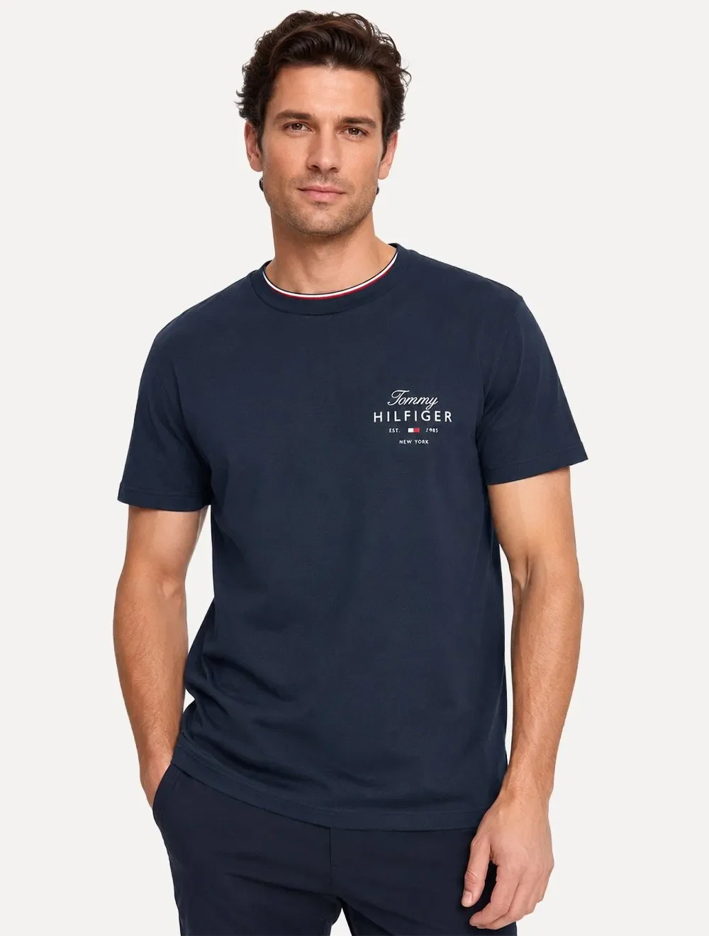 Camiseta Tommy Hilfiger Masculina Brand Love Signature Azul Marinho — imagem 1