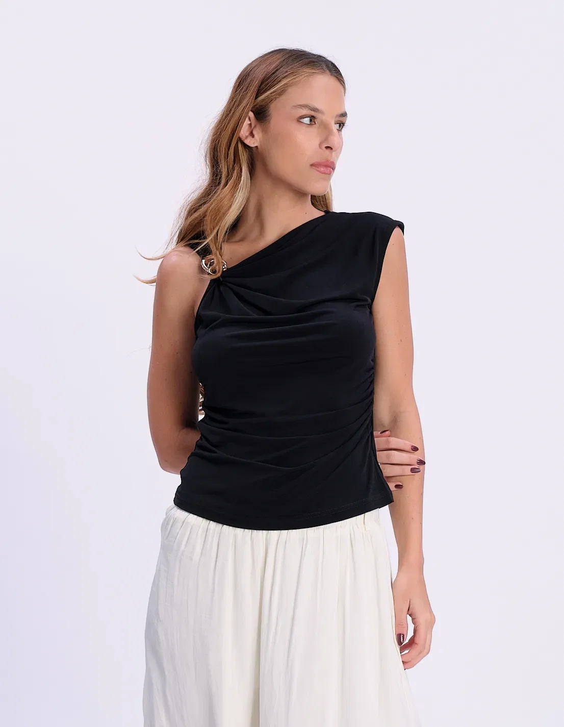 Blusa Decote Assimétrico Detalhe Metal - Preto — imagem 1