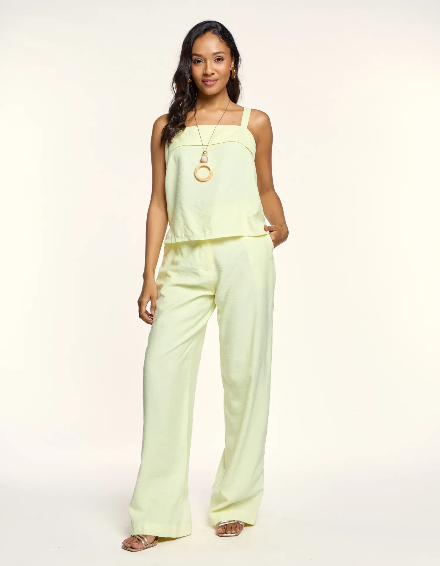 Calça Pantalona Colors Detalhe Bolsos - Amarelo — imagem 1