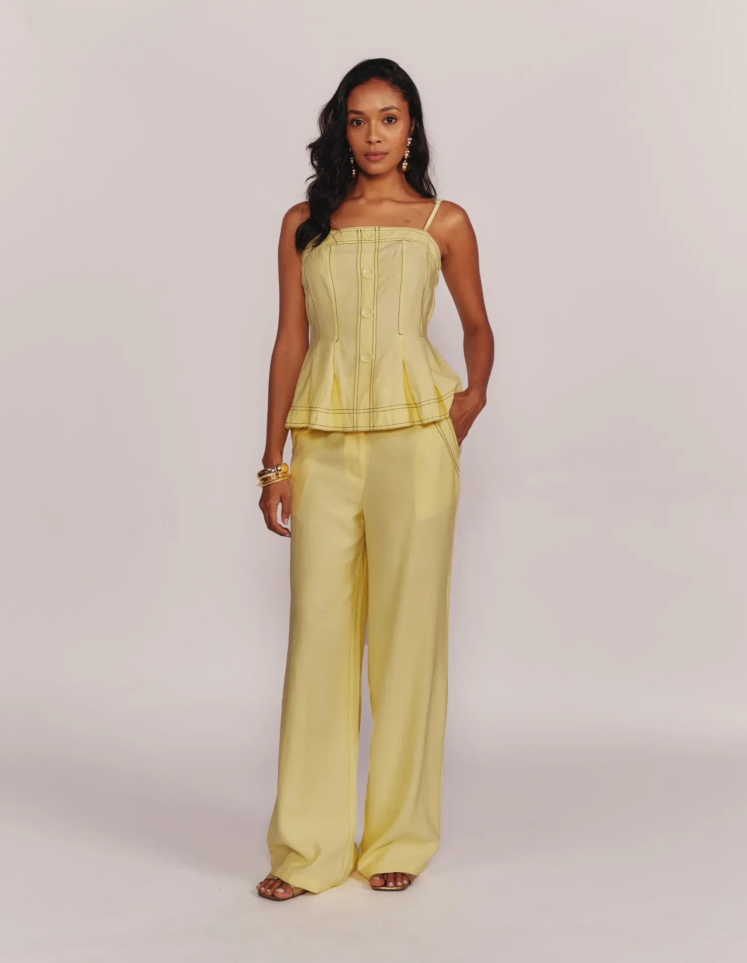 Calça Pantalona Detalhe Pesponto - Amarelo — imagem 1