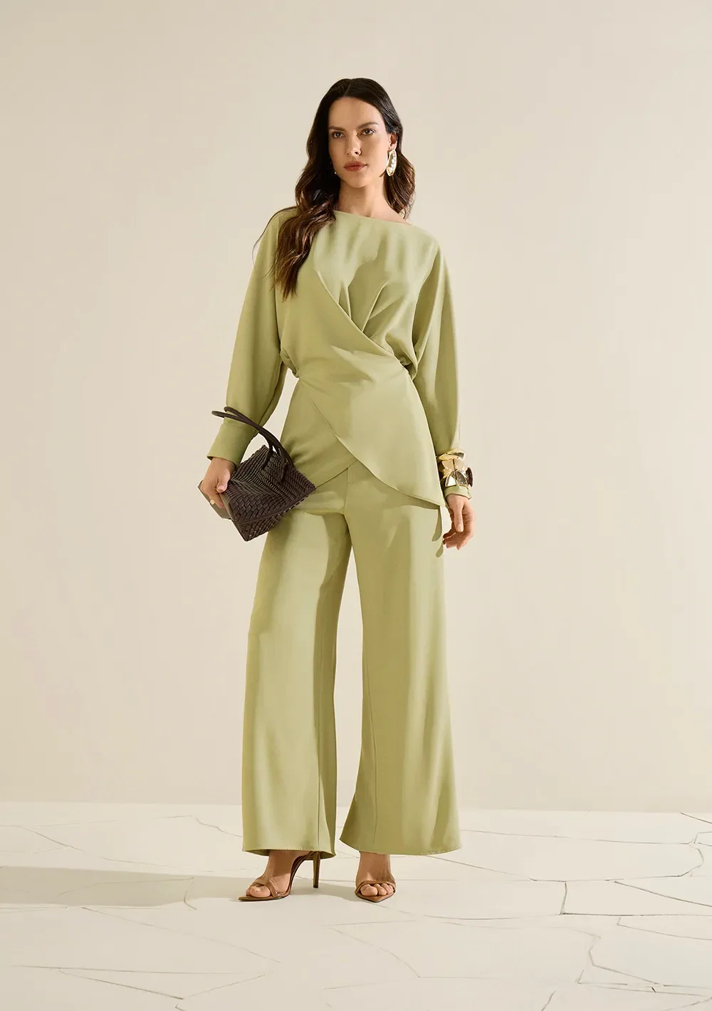 Blusa Morena Rosa Solta Decote Canoa Manga Longa Padrão Verde — imagem 1