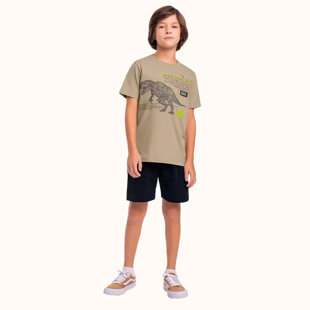 Conjunto camiseta em meia malha e bermuda em moletinho com bolso dinossauro